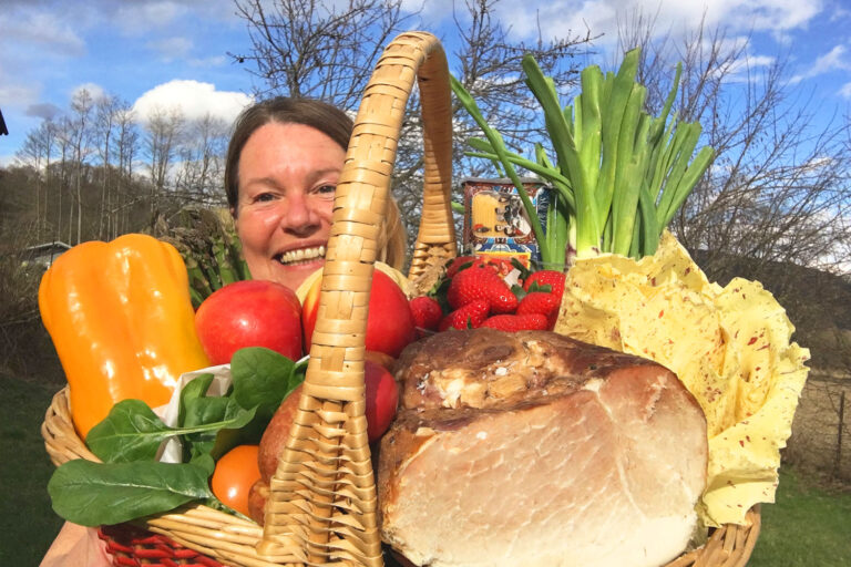 Claudia Hölbling mit Osterkorb