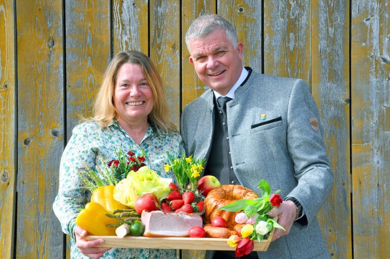 Bürgermeister Franz Pfaller mit Claudia Hölbling