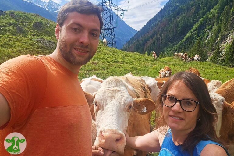 Simon Staller vom Biohof Trin mit Lebensgefährtin Anna auf der Alm