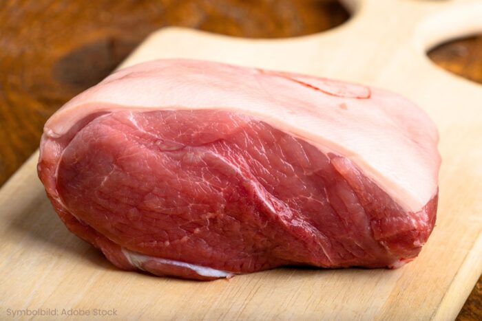 Schulterstück vom Strohschwein vom Fuße der Lienzer Dolomiten, ca. 1,8 Kilo. Zustelltag: Fr. 28. März