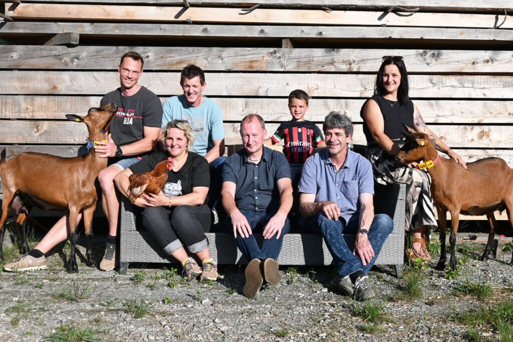 Benjamin Schneider vom Schneiderhof in Dölsach (Ziegenmilchprodukte, Kitzfleisch), Gertraud Kurzthaler (Bio-Geflügel, Nudel, Eier) ,Philipp Gstinig (Bio-Rindfleisch vom Charolais-Rind) vom Biohof Gstinig in Oberlienz, Sebastian Bauernfeind aus Matrei + Kals am Großglockner (Glocknerbiene = Honig und Honigprodukte), Nachwuchsbauer Matteo Schneider, Michael Fasching (Speck, Würste, Schweinefleisch) von Gasslerspeck aus Nikolsdorf, Katrin Schneider vom Schneiderhof in Dölsach