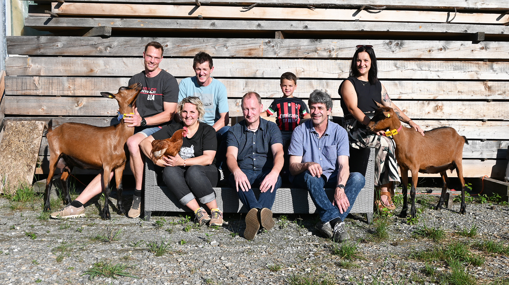 Benjamin Schneider vom Schneiderhof in Dölsach (Ziegenmilchprodukte, Kitzfleisch), Gertraud Kurzthaler (Bio-Geflügel, Nudel, Eier) ,Philipp Gstinig (Bio-Rindfleisch vom Charolais-Rind) vom Biohof Gstinig in Oberlienz, Sebastian Bauernfeind aus Matrei + Kals am Großglockner (Glocknerbiene = Honig und Honigprodukte), Nachwuchsbauer Matteo Schneider, Michael Fasching (Speck, Würste, Schweinefleisch) von Gasslerspeck aus Nikolsdorf, Katrin Schneider vom Schneiderhof in Dölsach