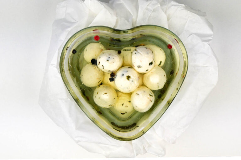 Schaffrischkäsekugerln mit Kräutern in Öl aus Kärnten vom Heinrichbauer aus den Nockbergen