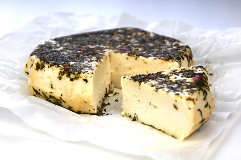 Schafweichkäse vom Heinrichbauer von Manuela Stoxreiter aus dem Liesertal in den Kärntner Nockbergen