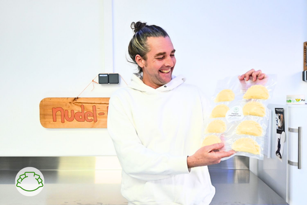 Michael Rührl produziert in den Gurktaler Alpen Kärntner Nudel