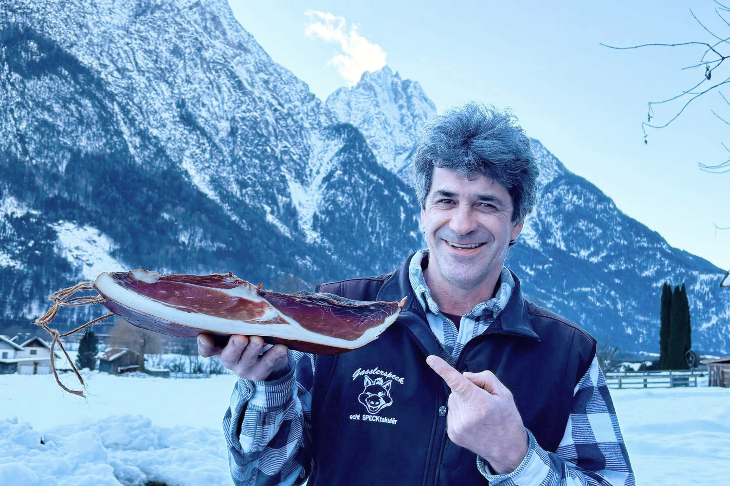 Michael Fasching von Gasslerspeck in Osttirol stellt Speck in traditioneller Handarbeit aus dem Fleisch der hofeigenen Strohschweine her