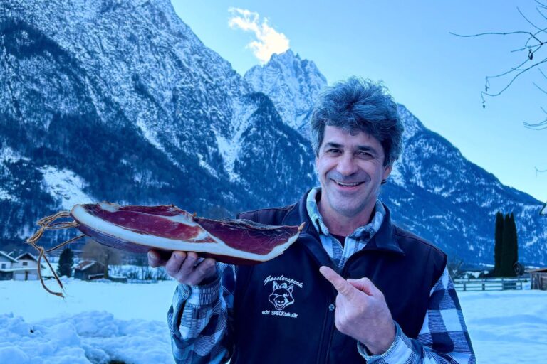 Speckbauer Michael Fasching aus Nikolsdorf in Osttirol stellt Speck aus dem Fleisch der hofeigenen Schweine nach handwerklicher Tradition her