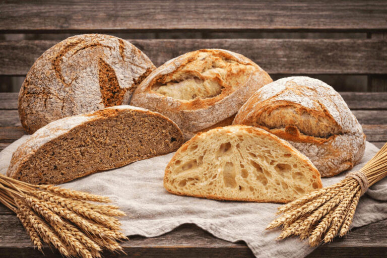 Sauerteigbrote von Wiesengemüse aus dem Mölltal