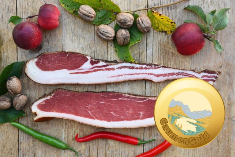 Alpenjause mit zwei Sorten Speck, Äpfeln, Nüssen und Jausengemüse