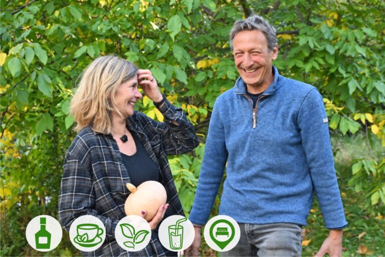 Peter Kahn und seine Partnerin Andrea im spätsommerlichen Permakulturgarten am Ederhof im Großglocknergebiet